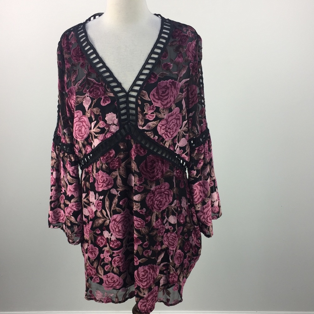 Women's Black & Pink Floral Long Sleeve V-Neck Top